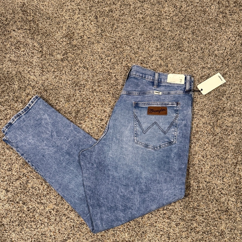 Wrangler Men’s Light Blue Relaxed Taper Jeans